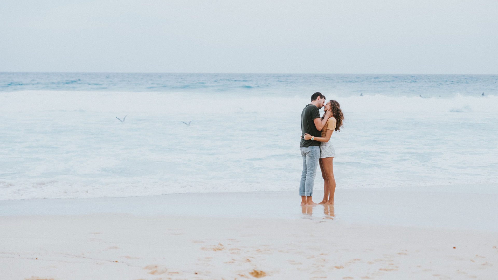 couple-kiss-beach